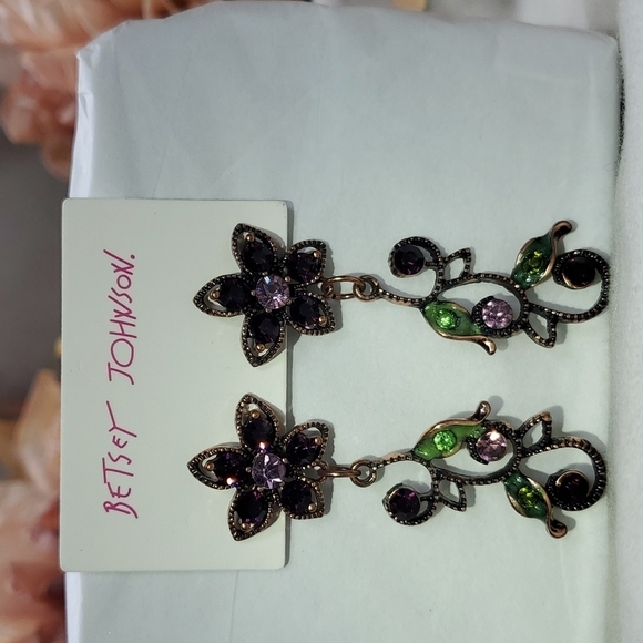 BETSEY JOHNSON PURPLE FLOWER EARRINGS - Picture 6 of 6